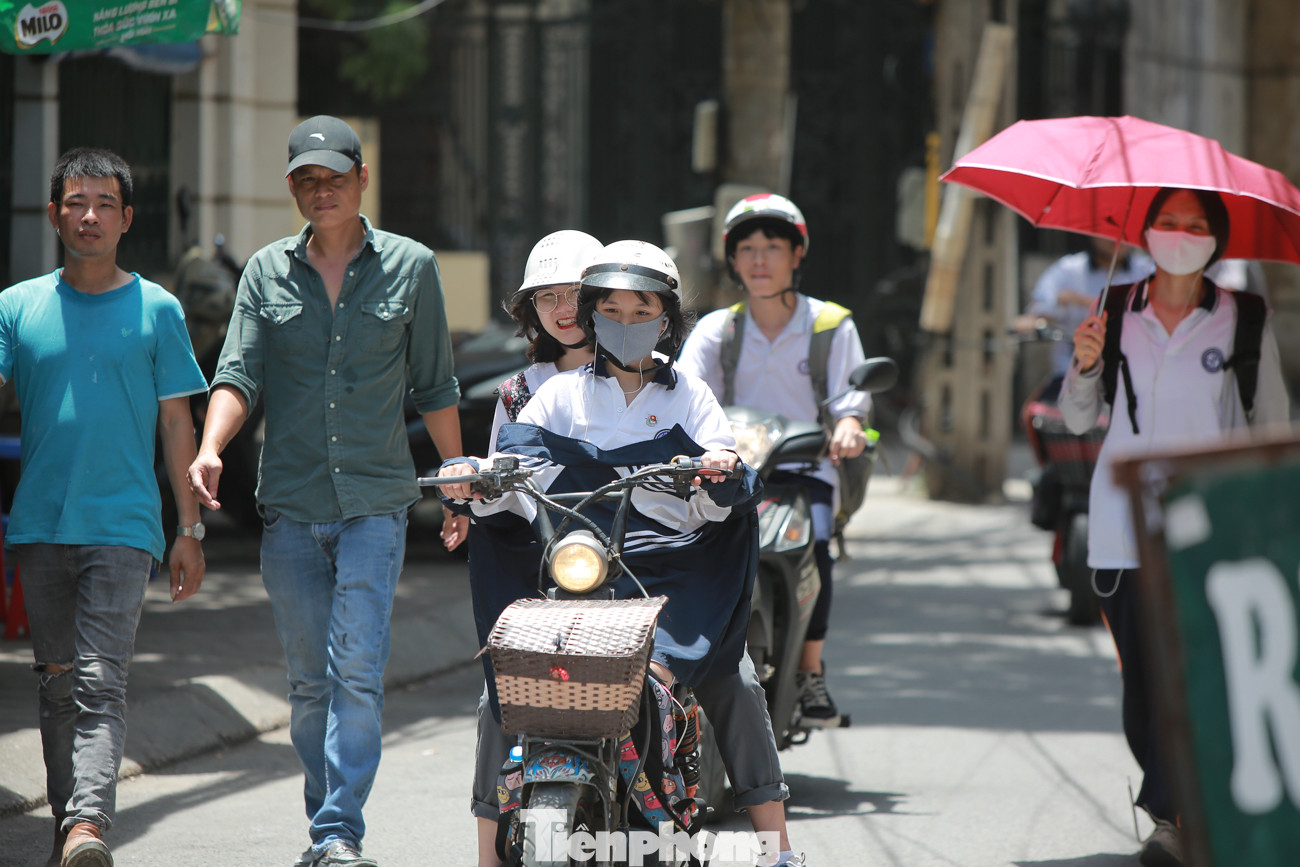 Học sinh Hà Nội đội nắng chang chang, chịu nóng hầm hập đến trường ảnh 10
