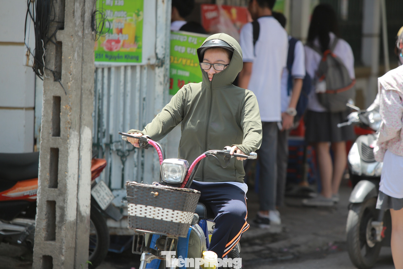 Học sinh Hà Nội đội nắng chang chang, chịu nóng hầm hập đến trường ảnh 17