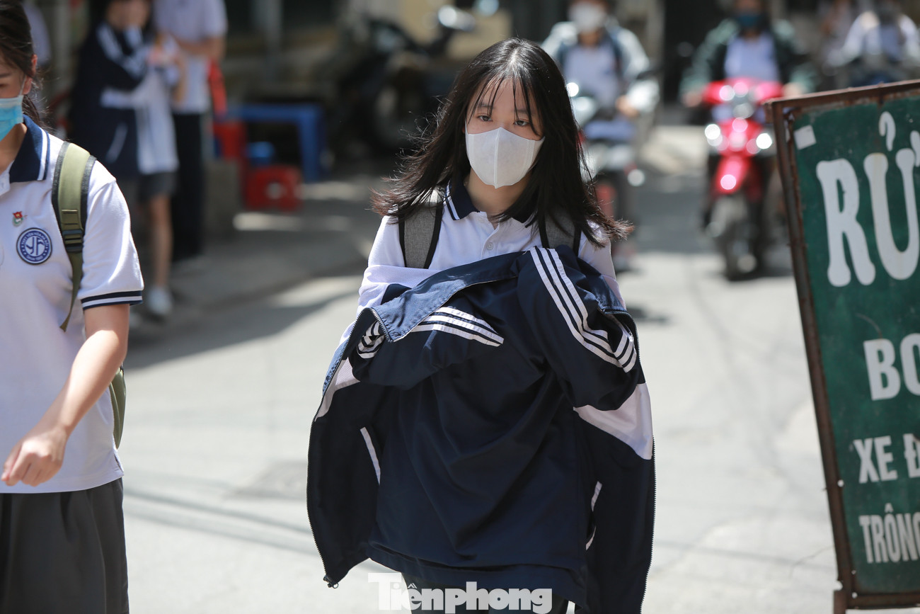 Học sinh Hà Nội đội nắng chang chang, chịu nóng hầm hập đến trường ảnh 13