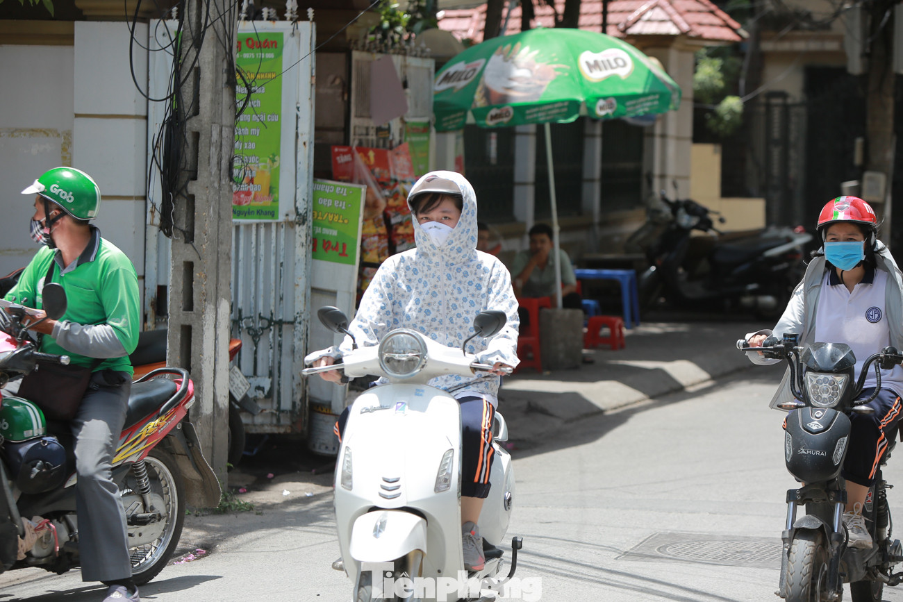 Học sinh Hà Nội đội nắng chang chang, chịu nóng hầm hập đến trường ảnh 6
