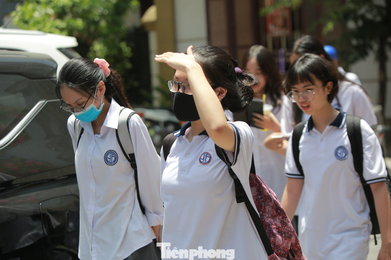 Học sinh Hà Nội đội nắng chang chang, chịu nóng hầm hập đến trường ảnh 9