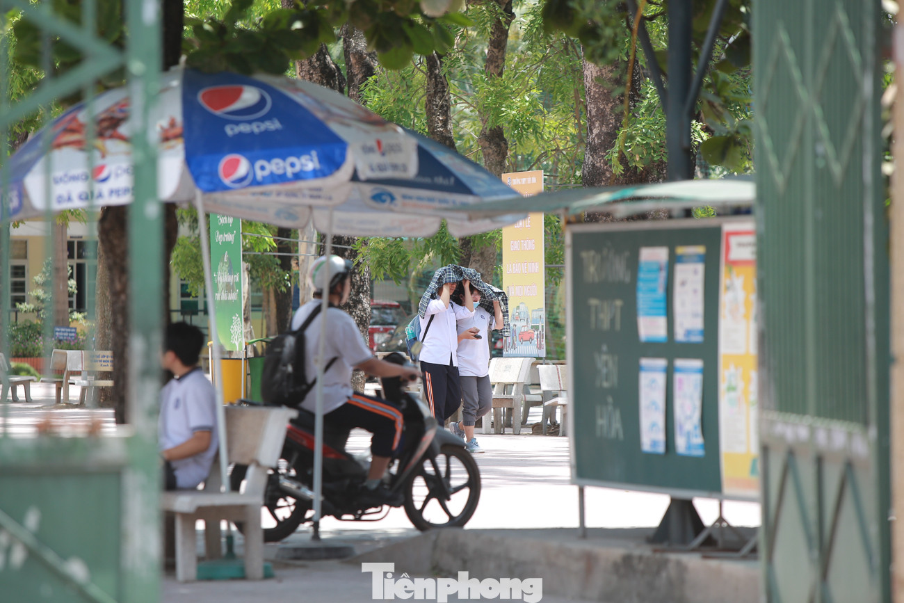 Học sinh Hà Nội đội nắng chang chang, chịu nóng hầm hập đến trường ảnh 5