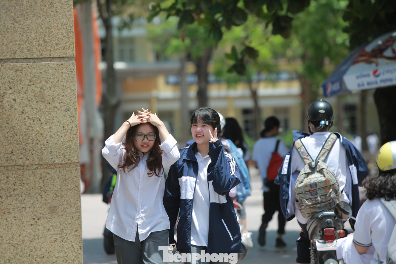 Học sinh Hà Nội đội nắng chang chang, chịu nóng hầm hập đến trường ảnh 11