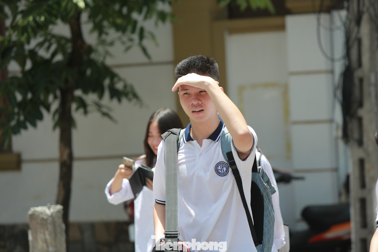Học sinh Hà Nội đội nắng chang chang, chịu nóng hầm hập đến trường ảnh 8