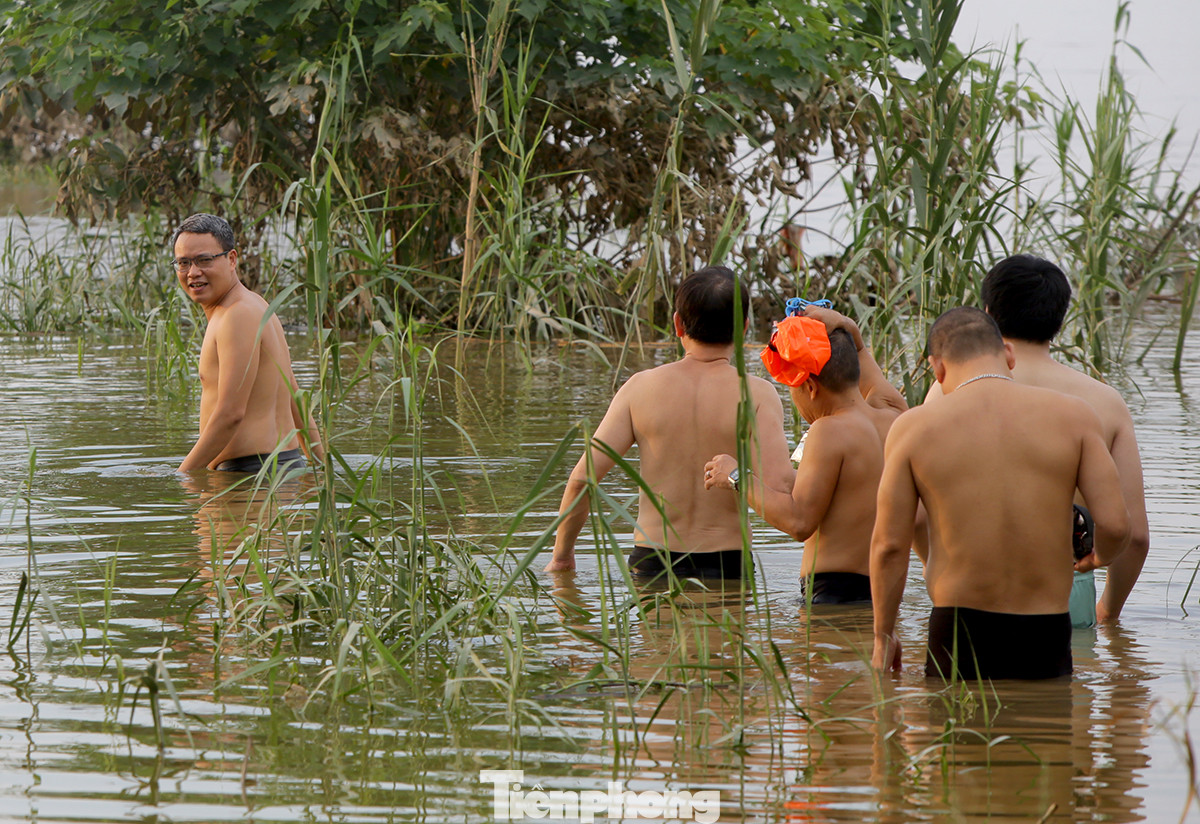 Cuộc sống bị đảo lộn của người dân bãi giữa sông Hồng mùa nước lên ảnh 7