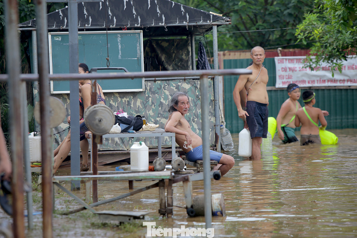 Cuộc sống bị đảo lộn của người dân bãi giữa sông Hồng mùa nước lên ảnh 9