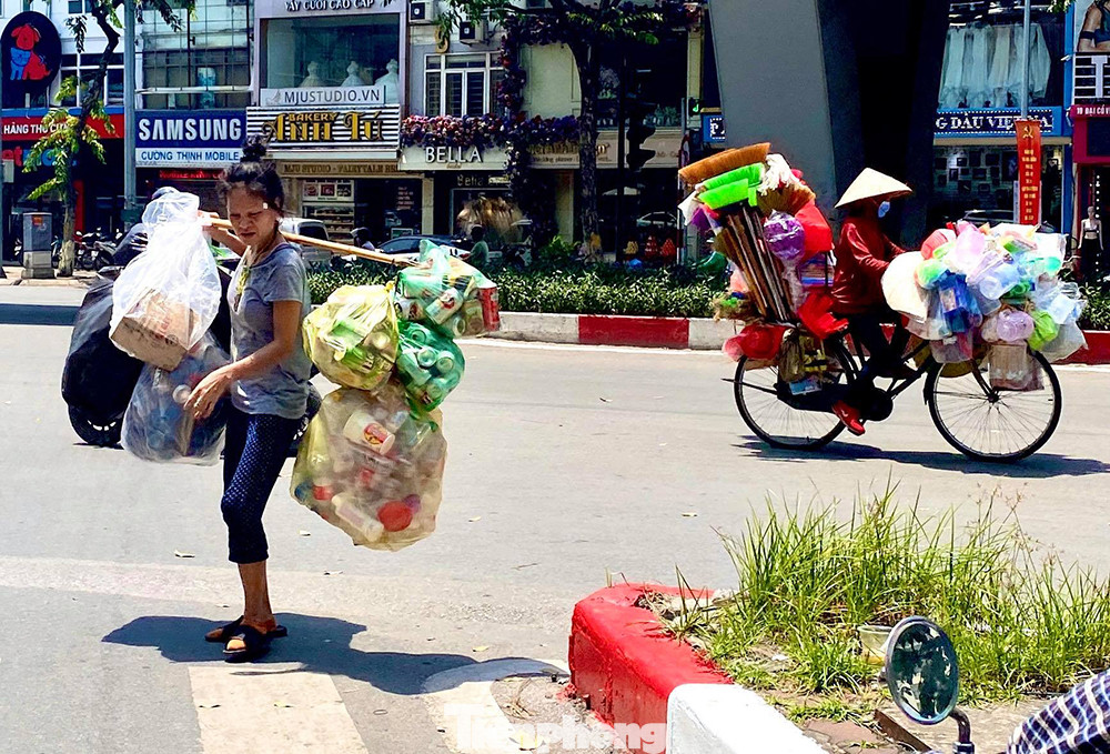 Người lao động nhọc nhằn mưu sinh dưới nắng nóng đầu hè ảnh 6