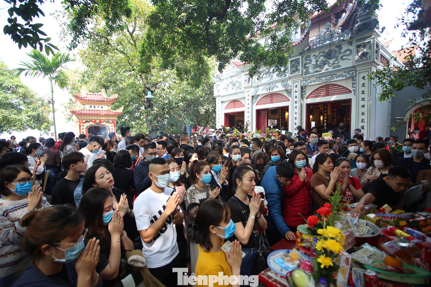 Người dân Thủ đô chen chân đi lễ Phủ Tây Hồ ngày đầu tháng 11 âm lịch ảnh 3