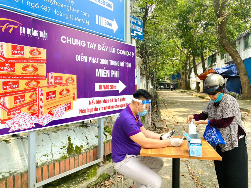 Những tình nguyện viên trẻ đầy nhiệt huyết tại 'ATM gạo' ảnh 8 Những tình nguyện viên trẻ đầy nhiệt huyết tại 'ATM gạo' ảnh 8