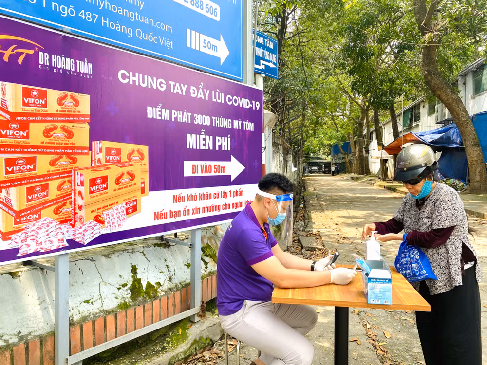 Những tình nguyện viên trẻ đầy nhiệt huyết tại 'ATM gạo' ảnh 8