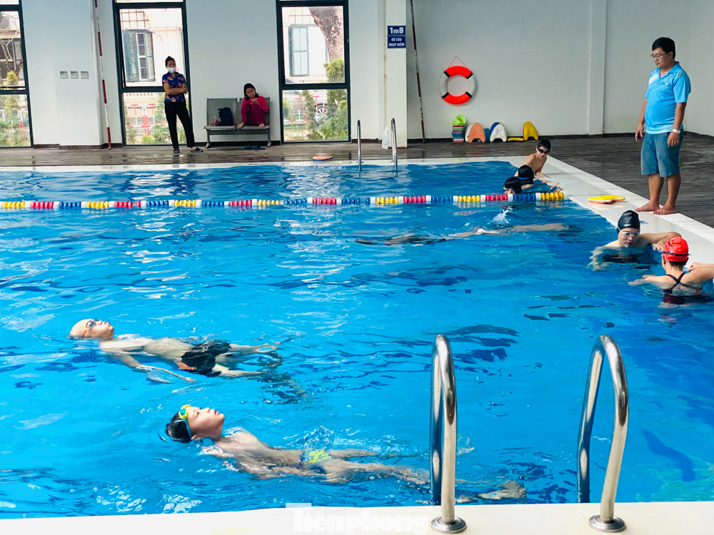 Người dân đến bể bơi giải nhiệt khi trời Hà Nội 'đỏng đảnh' hết mưa lại nắng ảnh 10