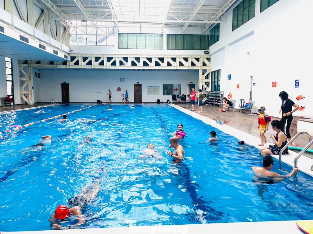 Người dân đến bể bơi giải nhiệt khi trời Hà Nội 'đỏng đảnh' hết mưa lại nắng ảnh 6