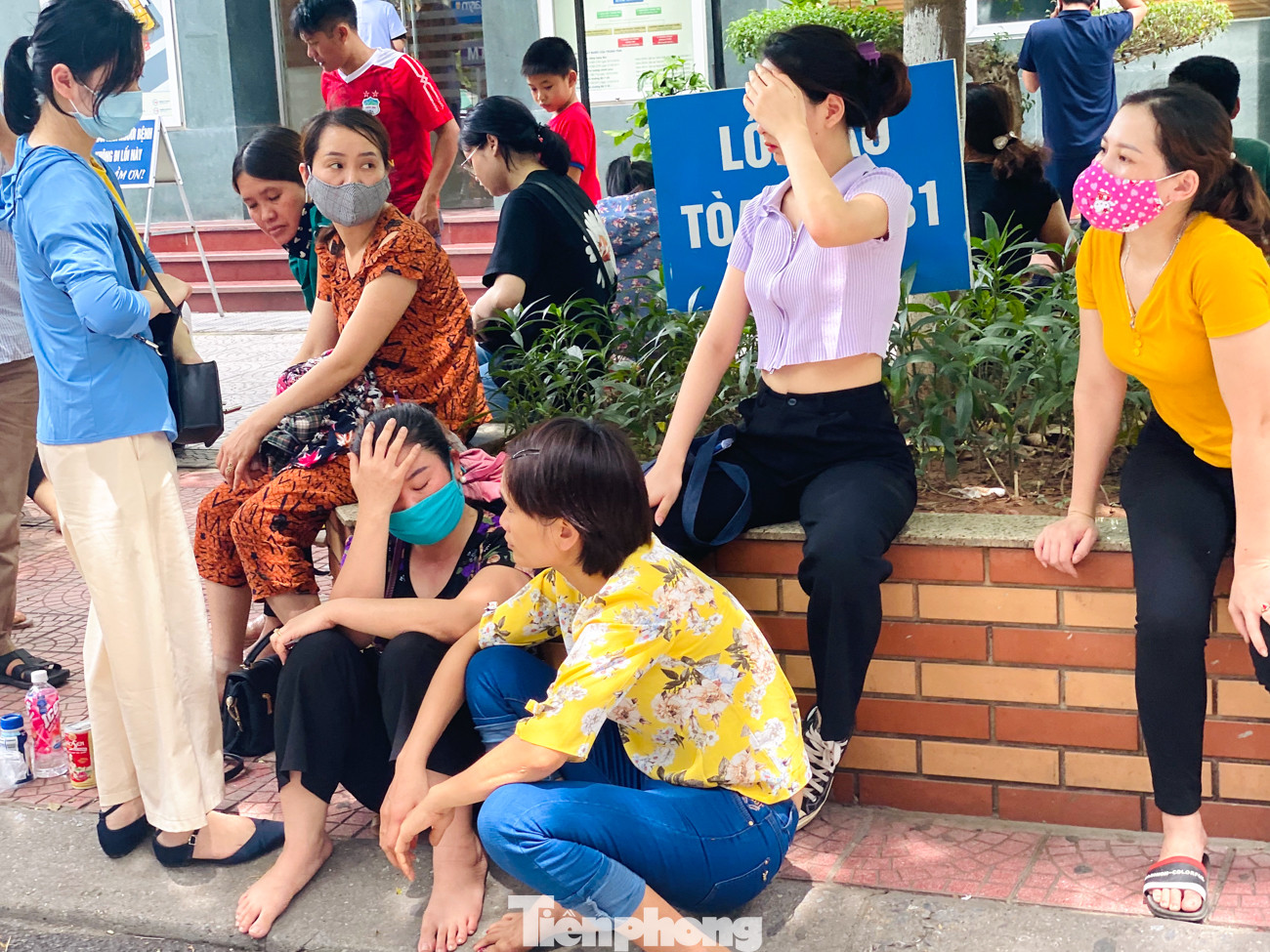 Người nhà bệnh nhân vạ vật ở hành lang bệnh viện tránh nắng nóng 40 độ ảnh 8