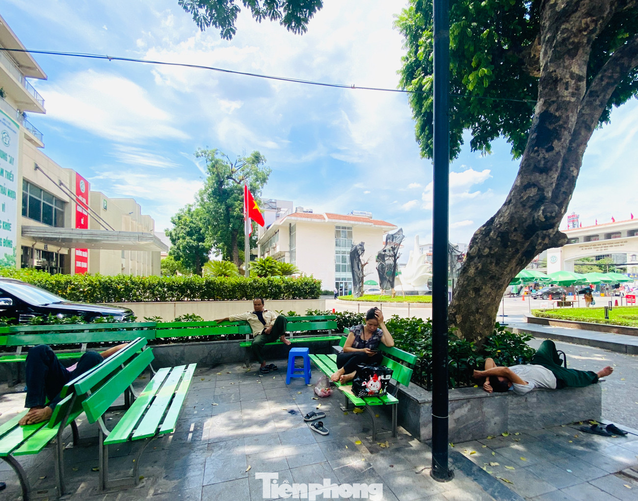 Người nhà bệnh nhân vạ vật ở hành lang bệnh viện tránh nắng nóng 40 độ ảnh 18