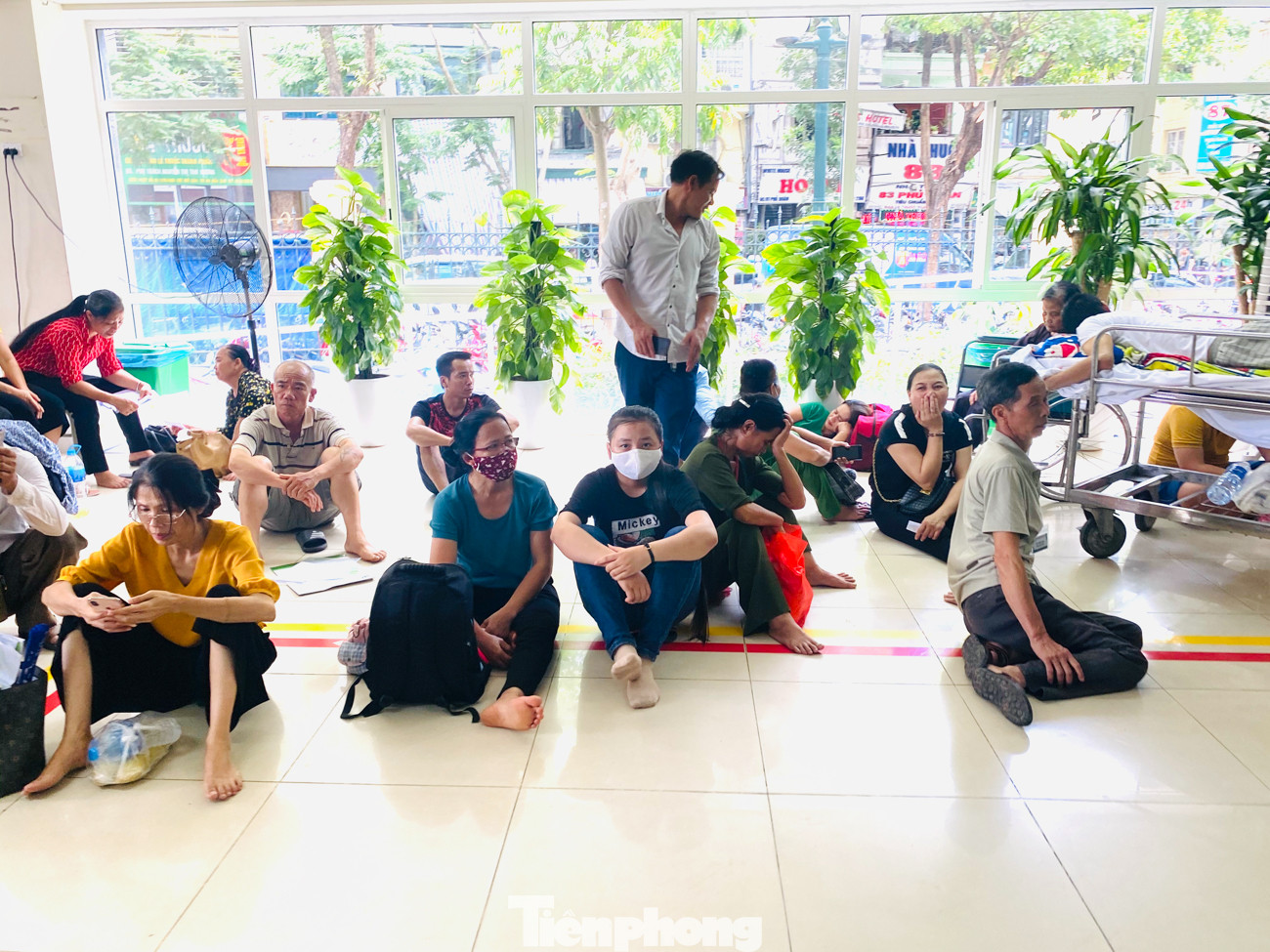 Người nhà bệnh nhân vạ vật ở hành lang bệnh viện tránh nắng nóng 40 độ ảnh 3