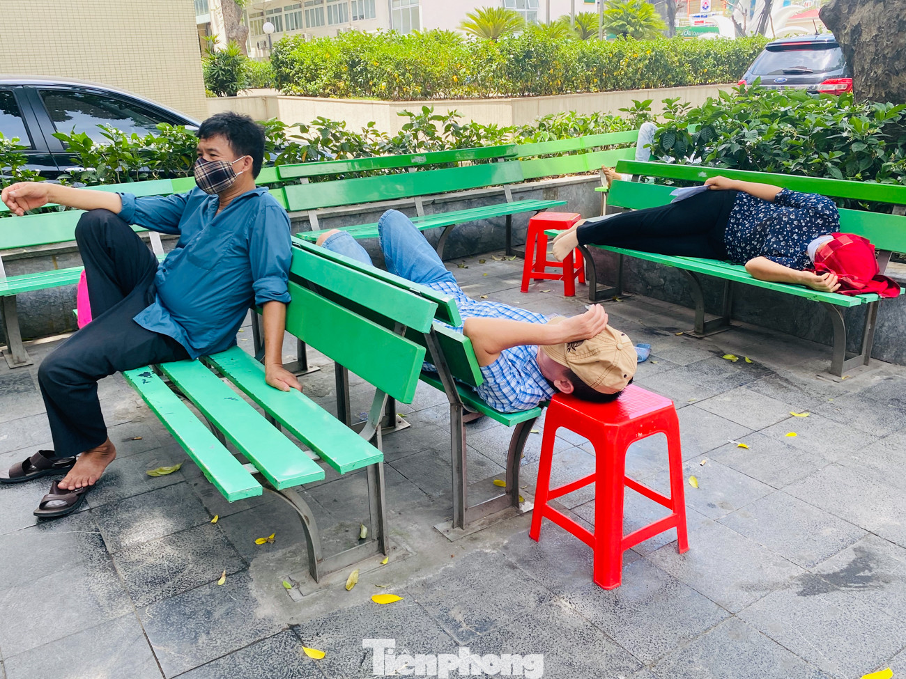 Người nhà bệnh nhân vạ vật ở hành lang bệnh viện tránh nắng nóng 40 độ ảnh 17