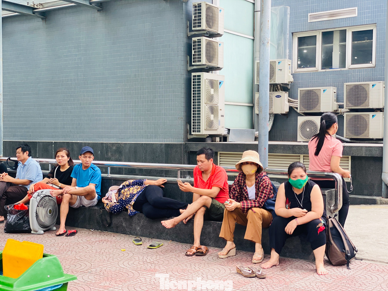Người nhà bệnh nhân vạ vật ở hành lang bệnh viện tránh nắng nóng 40 độ ảnh 9