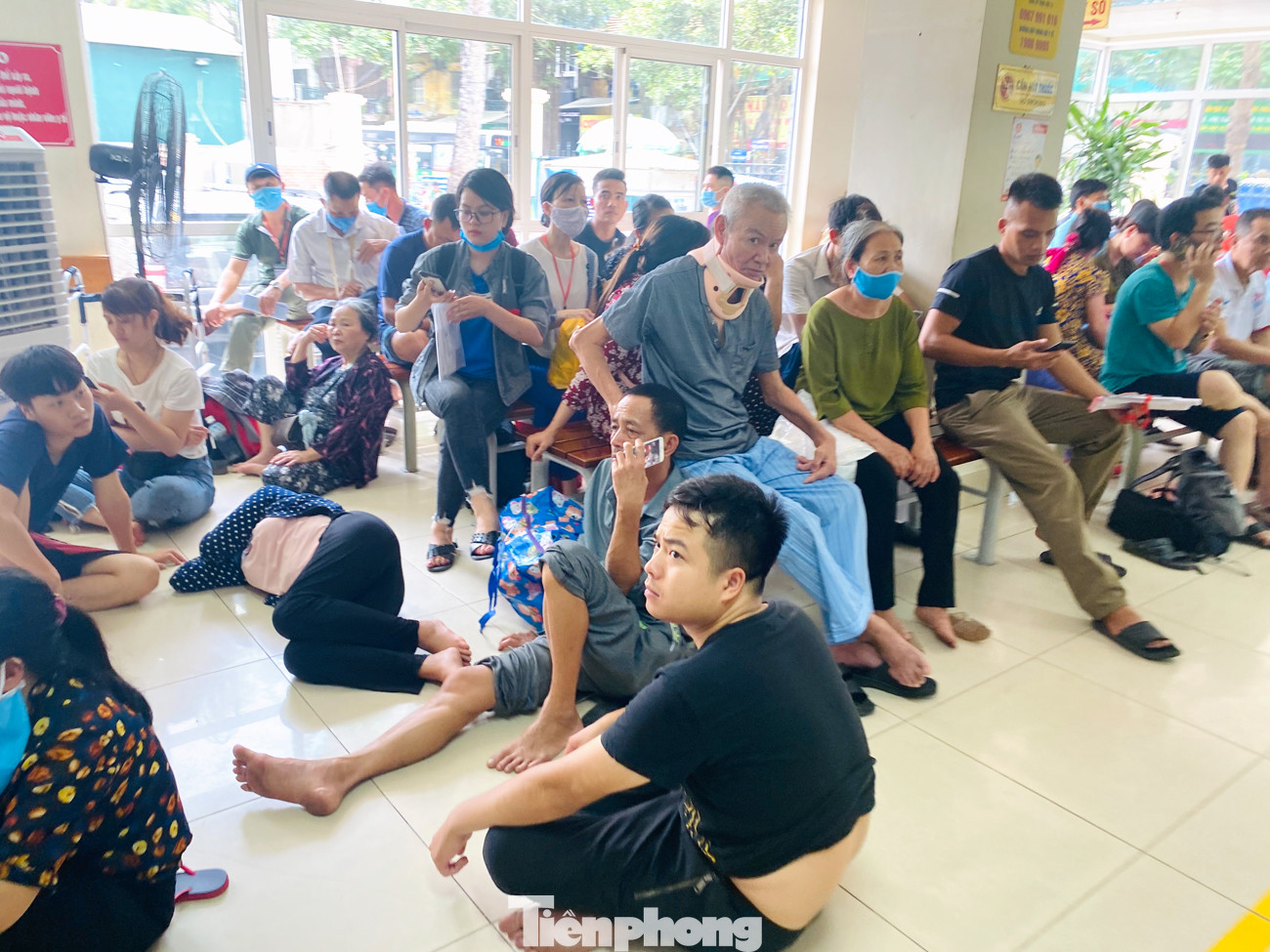 Người nhà bệnh nhân vạ vật ở hành lang bệnh viện tránh nắng nóng 40 độ ảnh 1