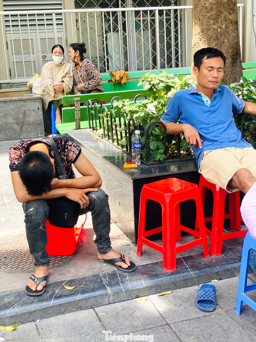 Người nhà bệnh nhân vạ vật ở hành lang bệnh viện tránh nắng nóng 40 độ ảnh 14