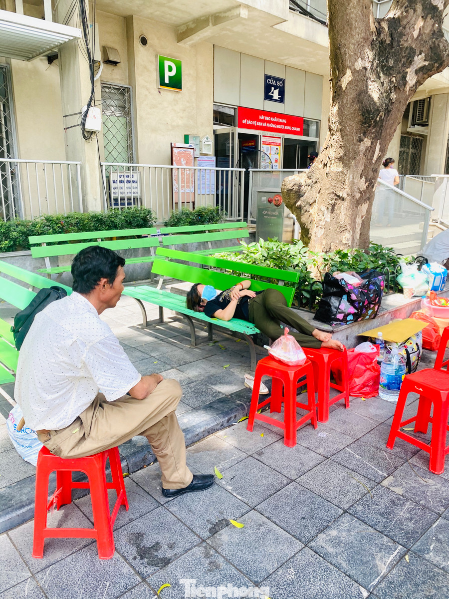 Người nhà bệnh nhân vạ vật ở hành lang bệnh viện tránh nắng nóng 40 độ ảnh 15