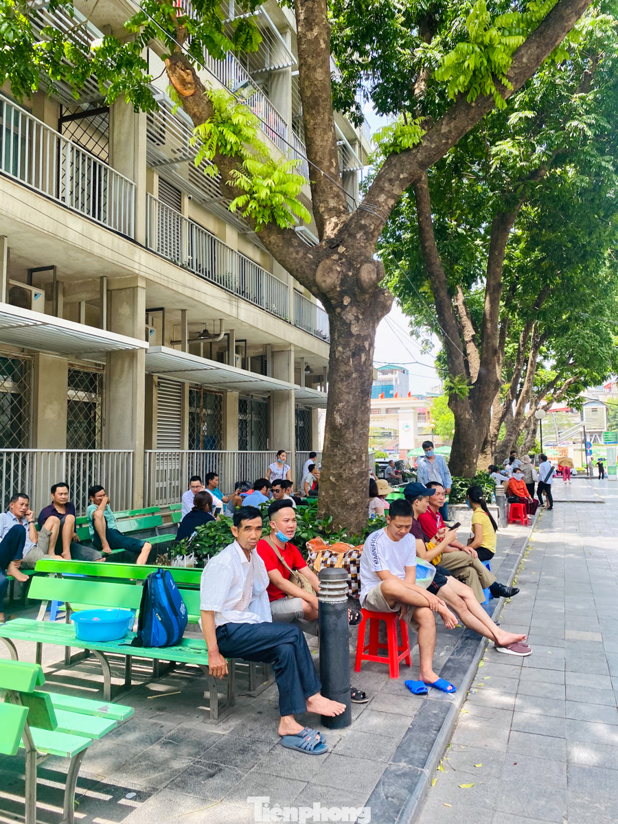 Người nhà bệnh nhân vạ vật ở hành lang bệnh viện tránh nắng nóng 40 độ ảnh 13