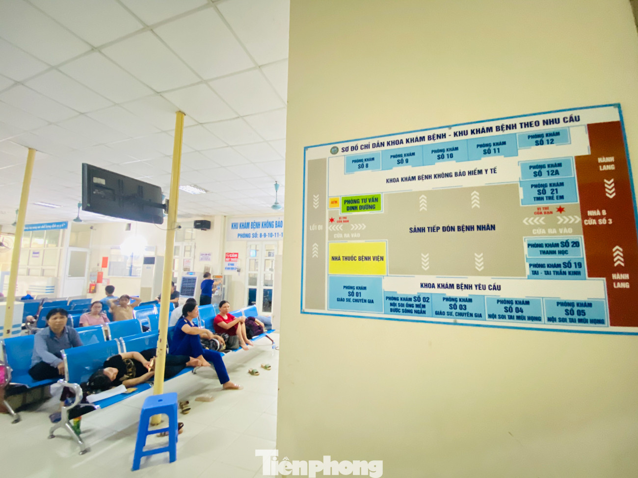 Người nhà bệnh nhân vạ vật ở hành lang bệnh viện tránh nắng nóng 40 độ ảnh 6