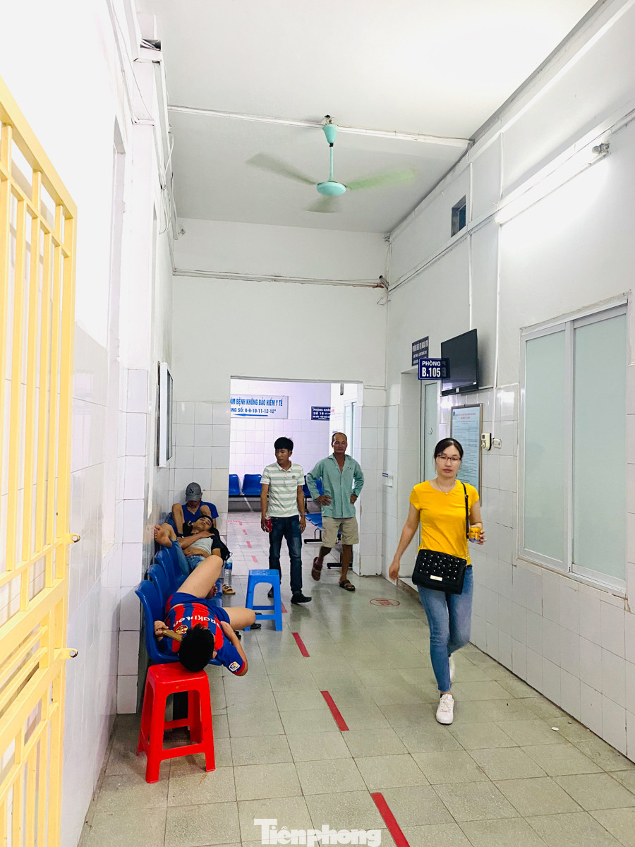 Người nhà bệnh nhân vạ vật ở hành lang bệnh viện tránh nắng nóng 40 độ ảnh 4