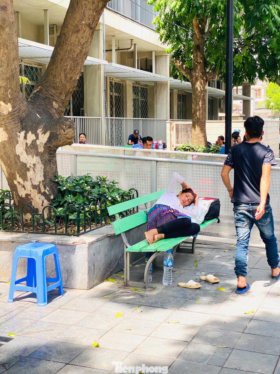 Người nhà bệnh nhân vạ vật ở hành lang bệnh viện tránh nắng nóng 40 độ ảnh 12
