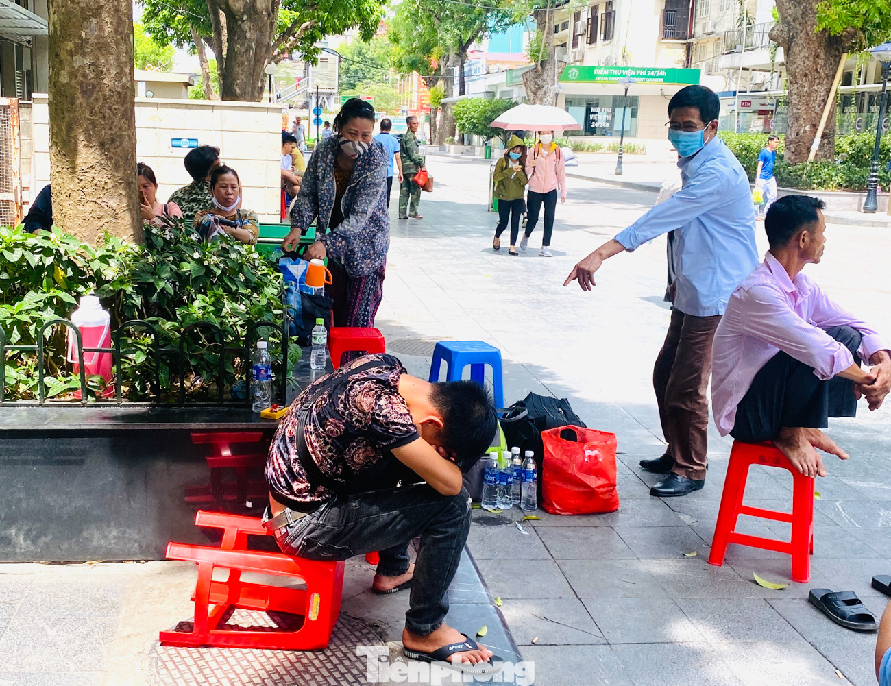 Người nhà bệnh nhân vạ vật ở hành lang bệnh viện tránh nắng nóng 40 độ ảnh 10