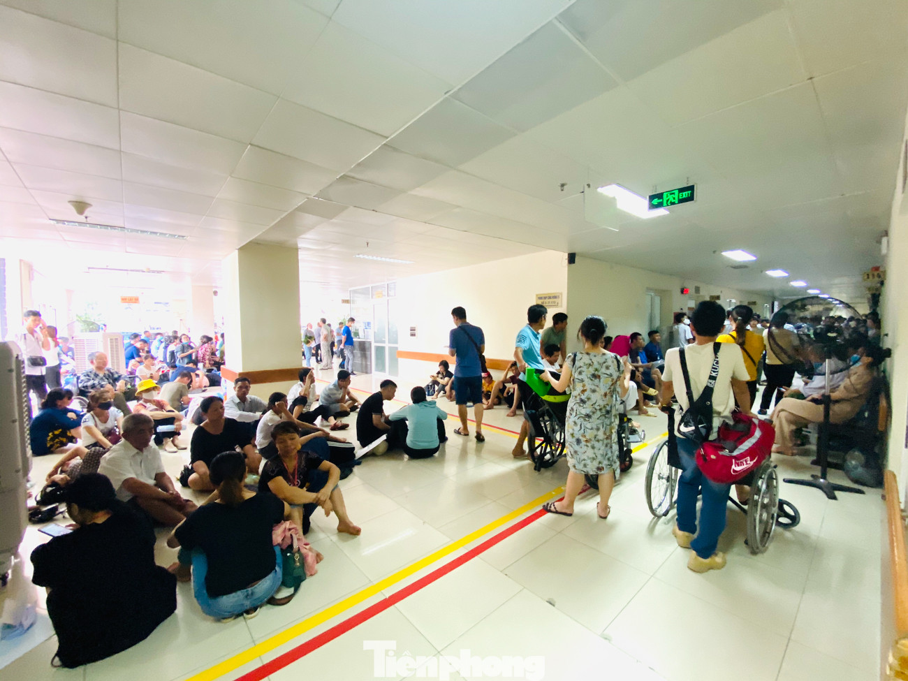 Người nhà bệnh nhân vạ vật ở hành lang bệnh viện tránh nắng nóng 40 độ ảnh 5
