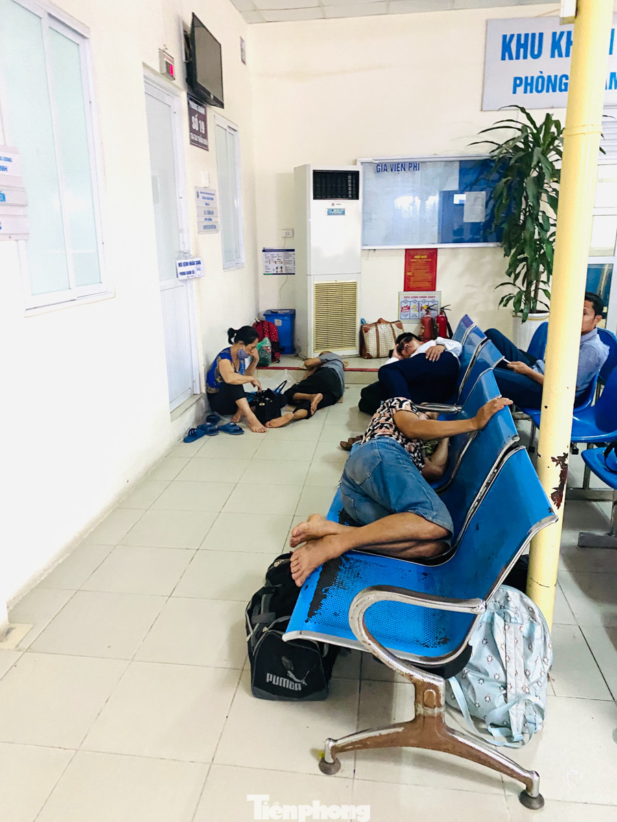 Người nhà bệnh nhân vạ vật ở hành lang bệnh viện tránh nắng nóng 40 độ ảnh 2