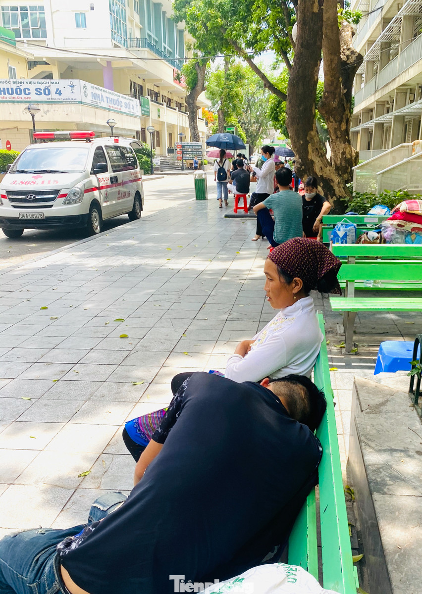Người nhà bệnh nhân vạ vật ở hành lang bệnh viện tránh nắng nóng 40 độ ảnh 11