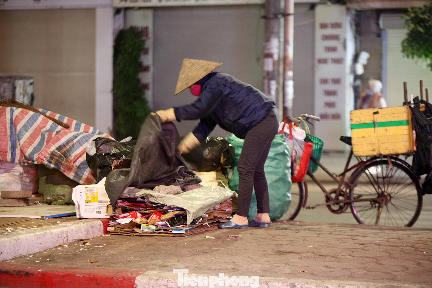 Người lao động nghèo mưu sinh trong đêm đông rét buốt ở Hà Nội ảnh 12