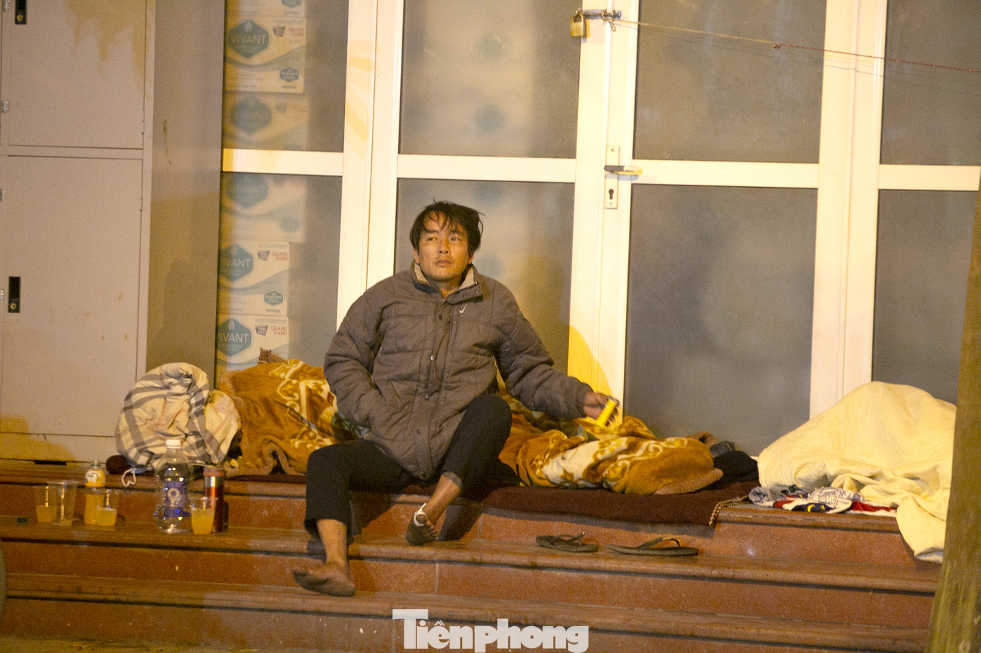 Người lao động nghèo mưu sinh trong đêm đông rét buốt ở Hà Nội ảnh 7