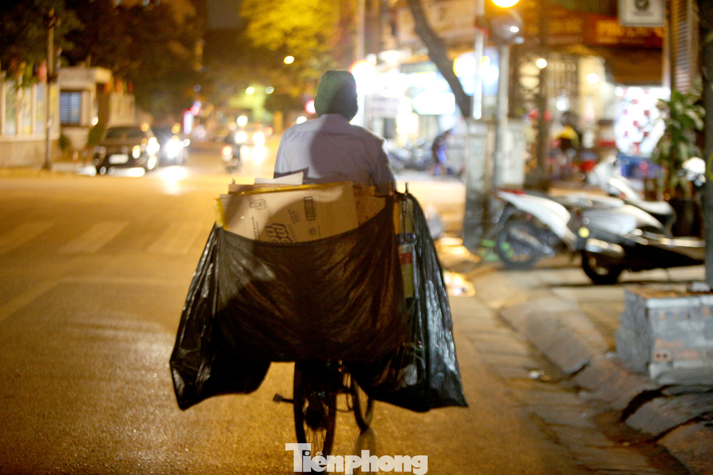 Người lao động nghèo mưu sinh trong đêm đông rét buốt ở Hà Nội ảnh 2