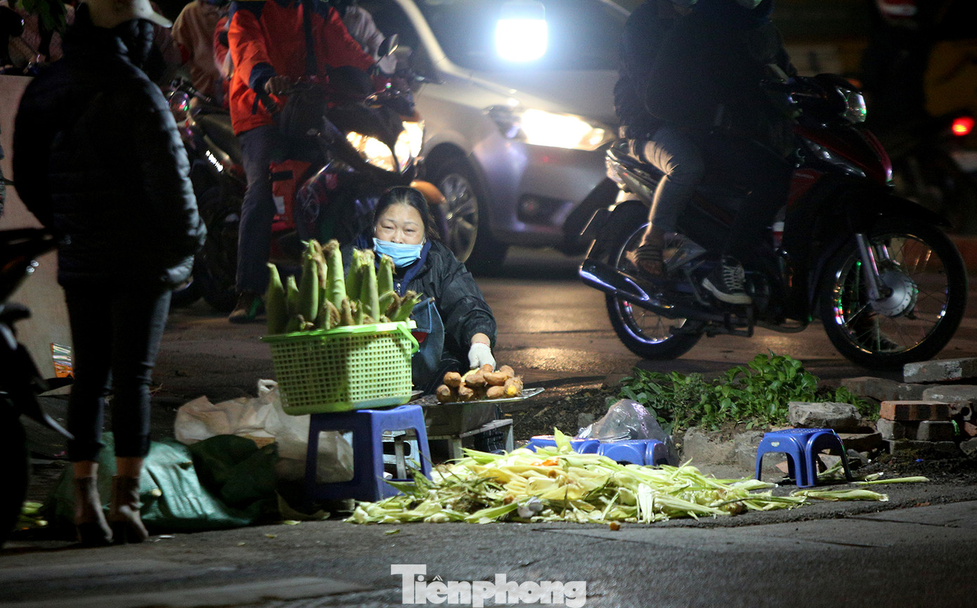 Người lao động nghèo mưu sinh trong đêm đông rét buốt ở Hà Nội ảnh 13