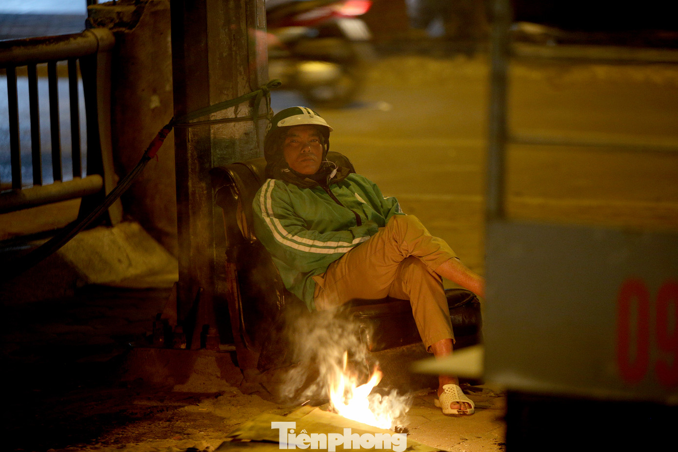 Người lao động nghèo mưu sinh trong đêm đông rét buốt ở Hà Nội ảnh 3