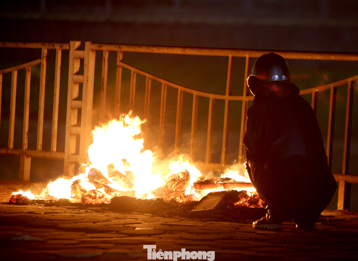 Người lao động nghèo mưu sinh trong đêm đông rét buốt ở Hà Nội ảnh 9