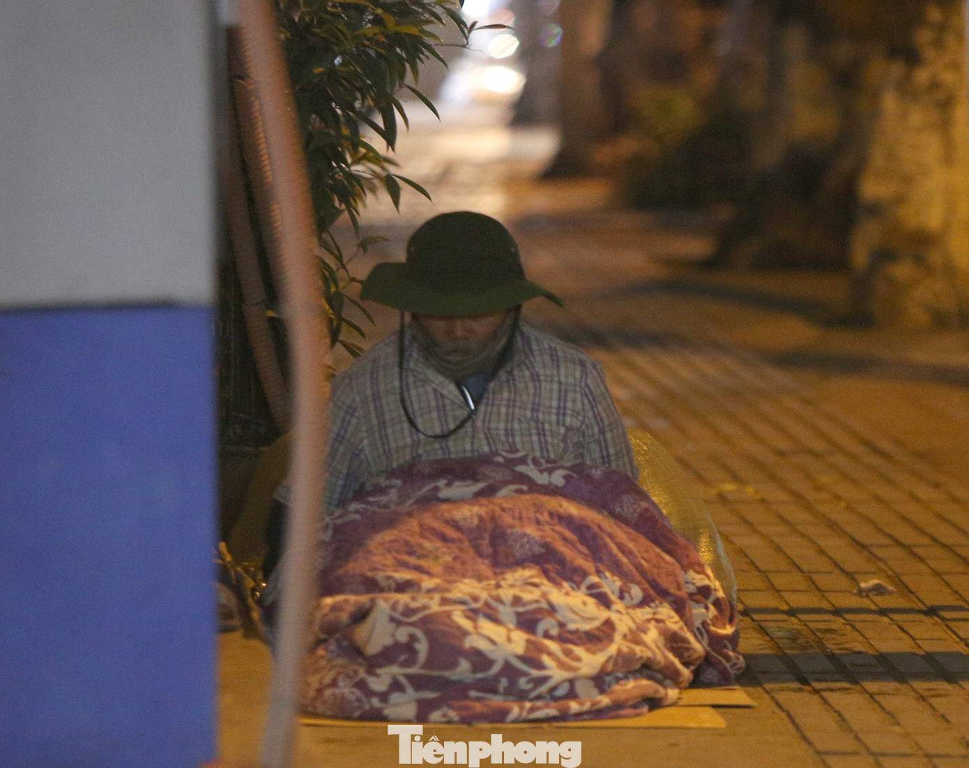 Người lao động nghèo mưu sinh trong đêm đông rét buốt ở Hà Nội ảnh 5