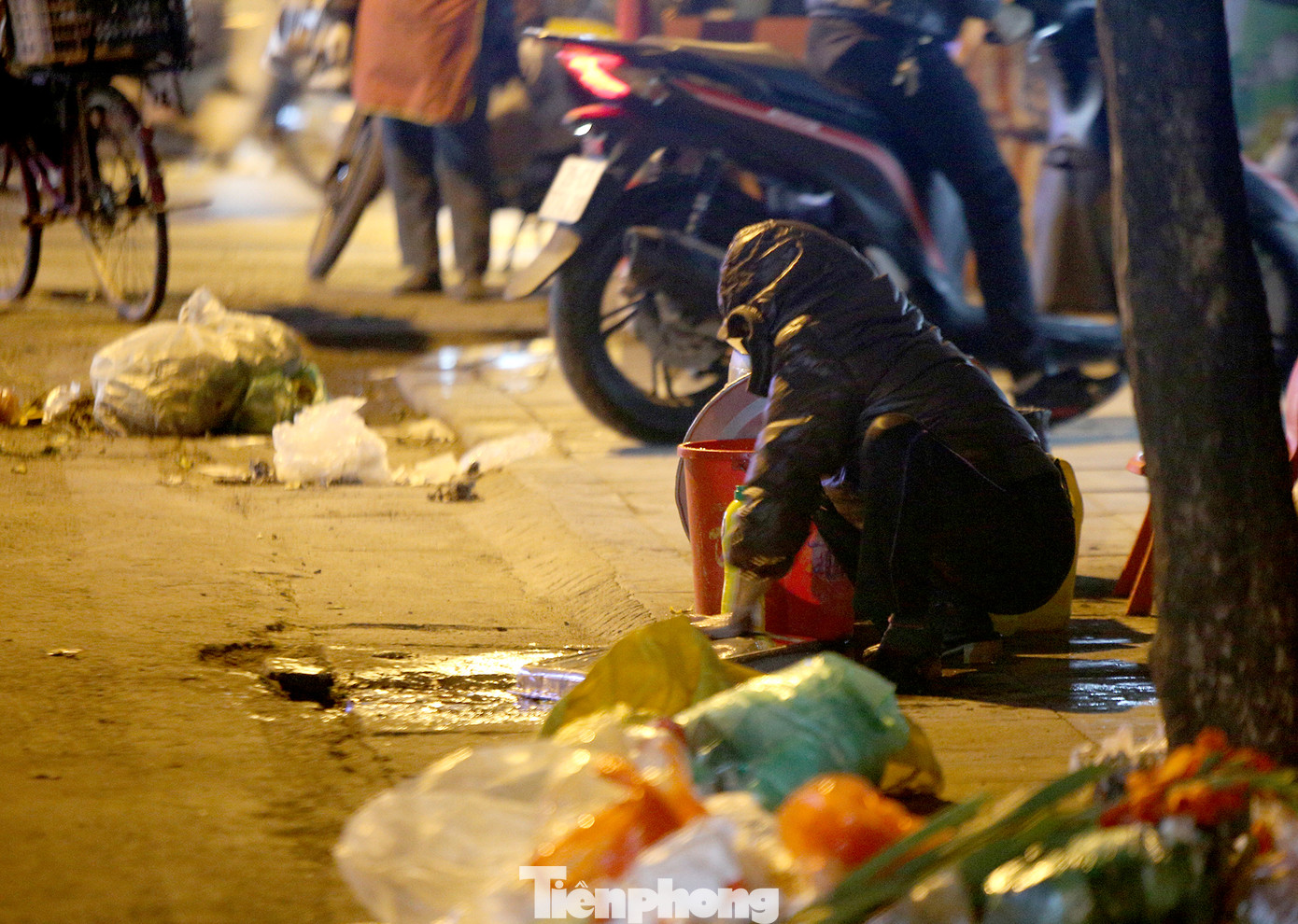 Người lao động nghèo mưu sinh trong đêm đông rét buốt ở Hà Nội ảnh 11