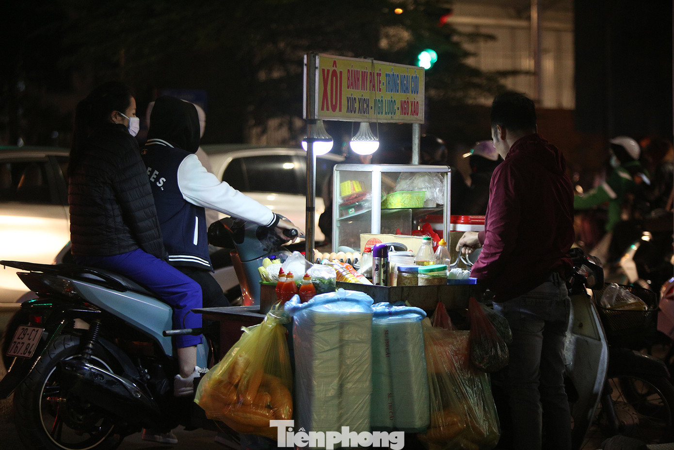 Người lao động nghèo mưu sinh trong đêm đông rét buốt ở Hà Nội ảnh 14