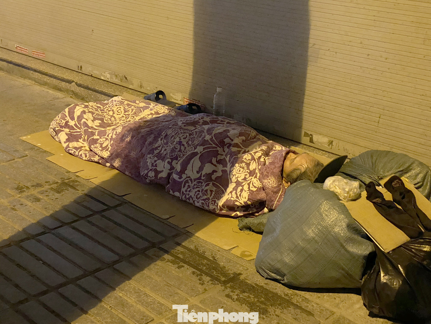 Người lao động nghèo mưu sinh trong đêm đông rét buốt ở Hà Nội ảnh 6