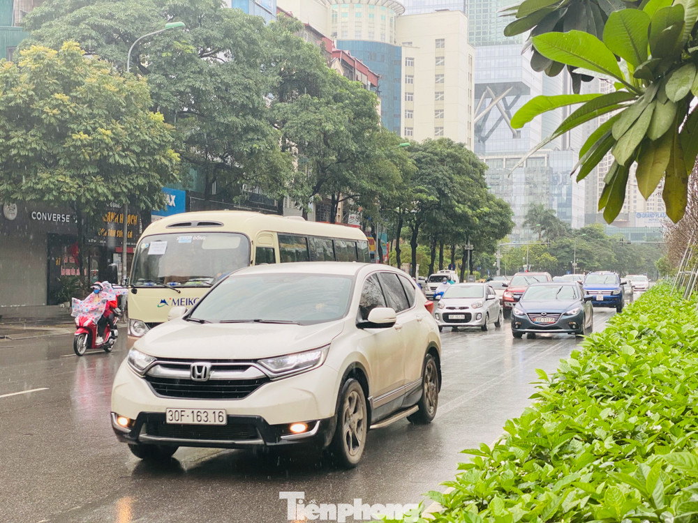 Người Hà Nội hối hả đội mưa đi làm tuần thứ hai 'cách ly toàn xã hội' ảnh 11