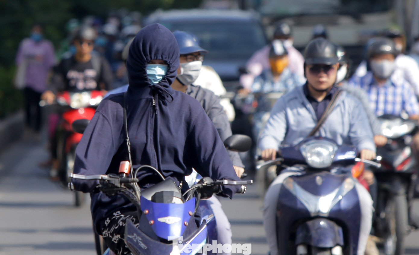 Người dân Hà Nội khổ sở ra đường trong ngày đầu đợt cao điểm nắng nóng ảnh 5