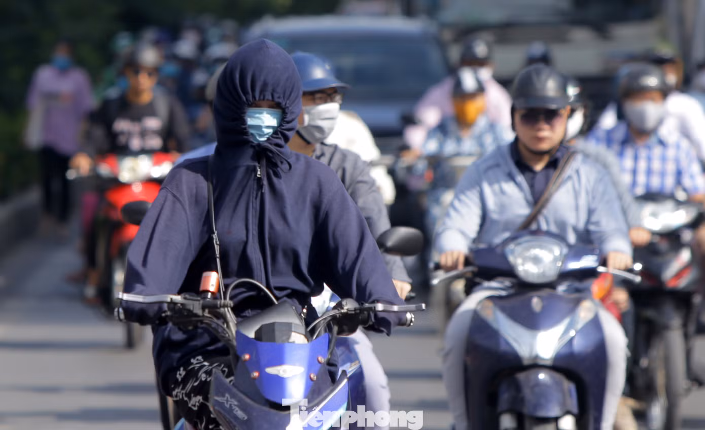 Người dân Hà Nội khổ sở ra đường trong ngày đầu đợt cao điểm nắng nóng ảnh 5