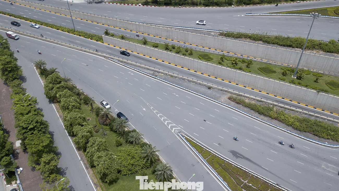 Nắng 50 độ C, đường Hà Nội vắng 'như chùa bà đanh' ảnh 3