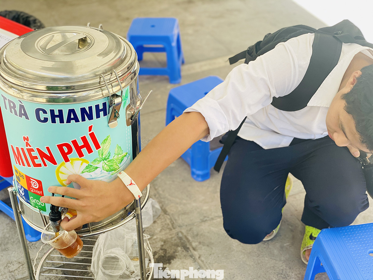 Tình người Hà Nội giữa cái nắng như thiêu như đốt ảnh 6