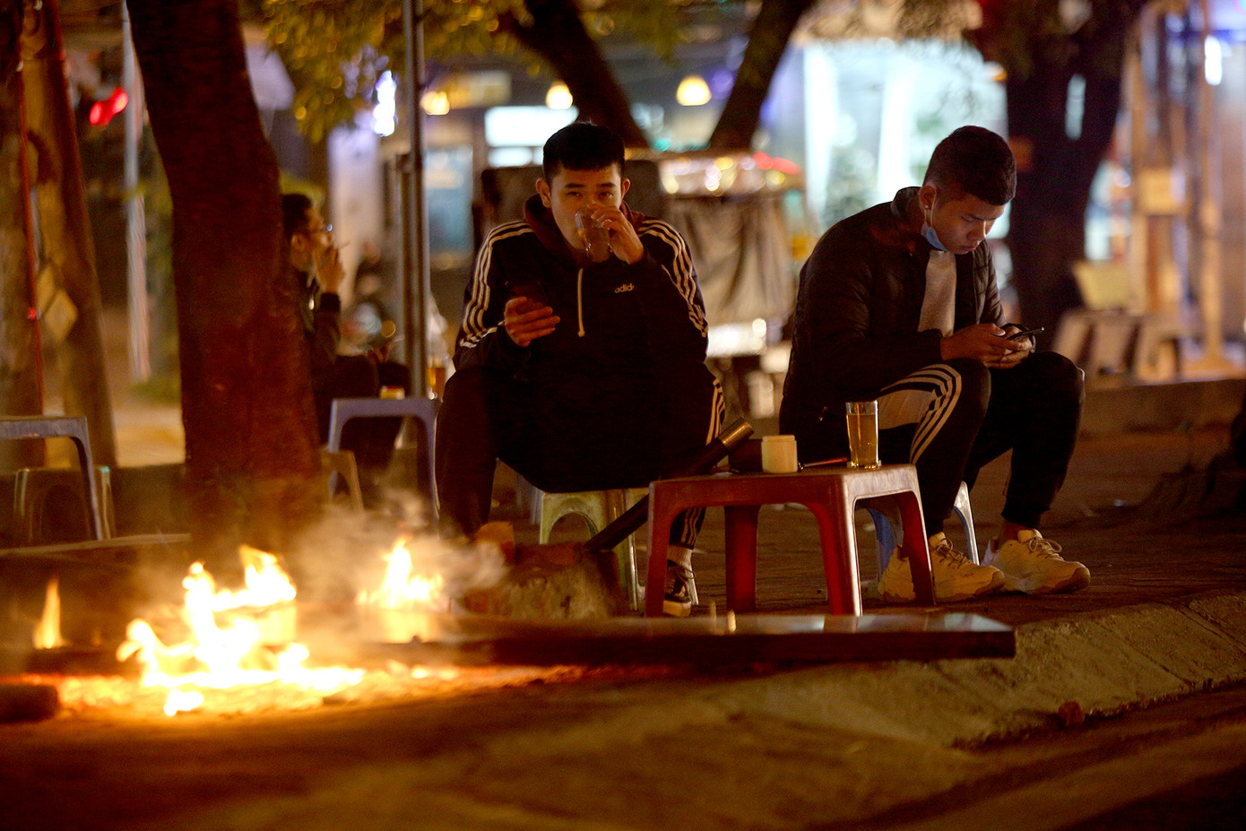 Người lao động nghèo mưu sinh trong đêm đông rét buốt ở Hà Nội ảnh 10