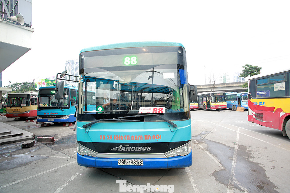Xe buýt Hà Nội liên tục khử khuẩn và lắp đặt dung dịch sát khuẩn ảnh 11