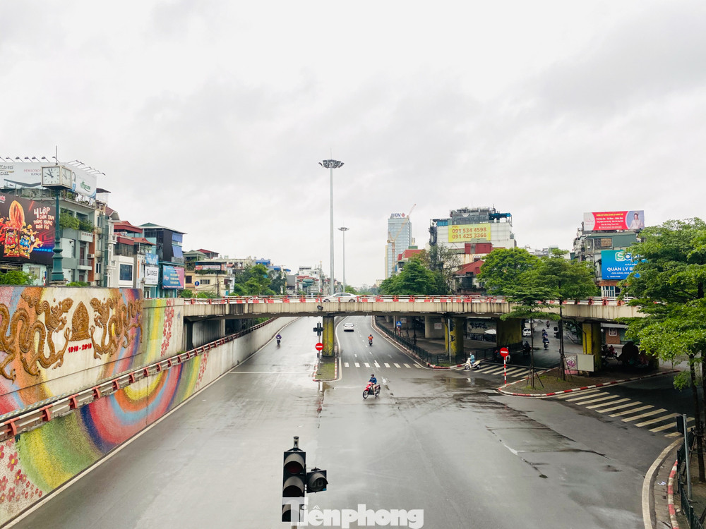 Hà Nội vắng lặng trong ngày đầu xử phạt các trường hợp vi phạm hạn chế ra ngoài ảnh 7